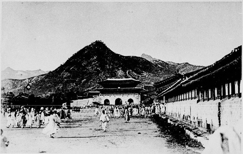 1900년 발행 도서에 실린 광화문과 흙길, 길을 걷는 사람들