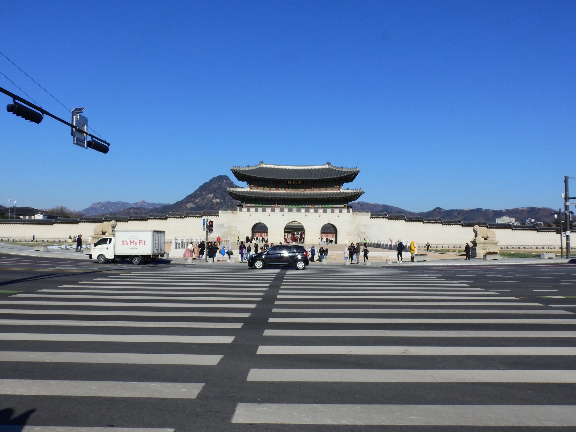 2023년 12월 광화문과 포장된 도로, 자동차