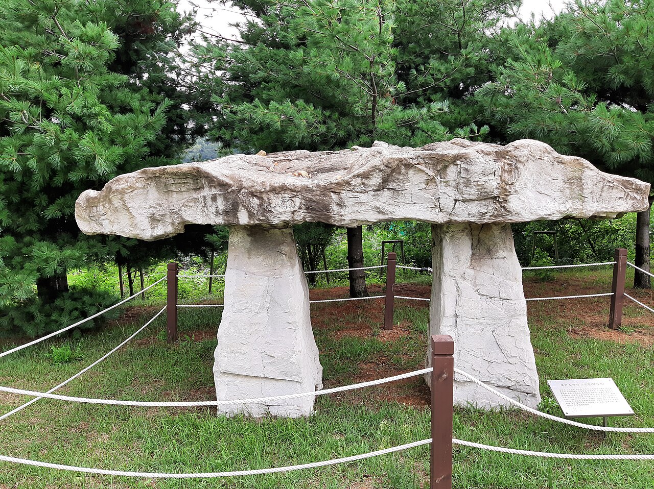 Example of a northern-style dolmen at Ganghwa Island.jpg