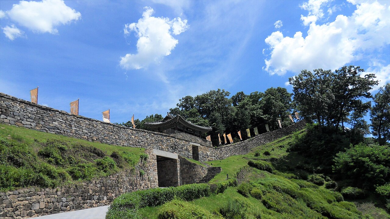 Geumseoru Gate Pavilion of Gongsanseong Fortress (2).jpg
