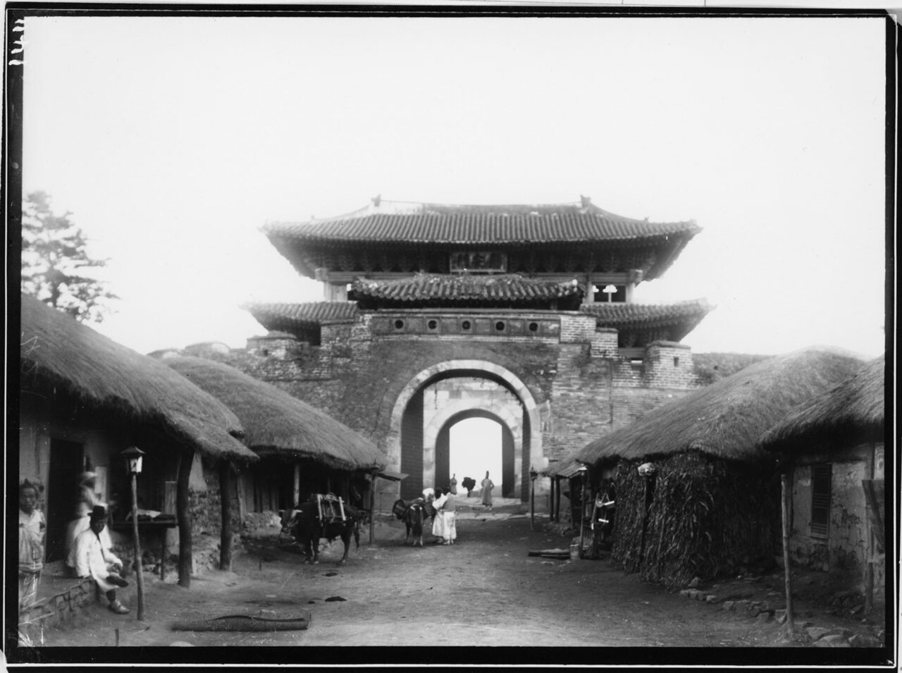 Janganmun of Hwaseong Fortress in early 1910s.jpg
