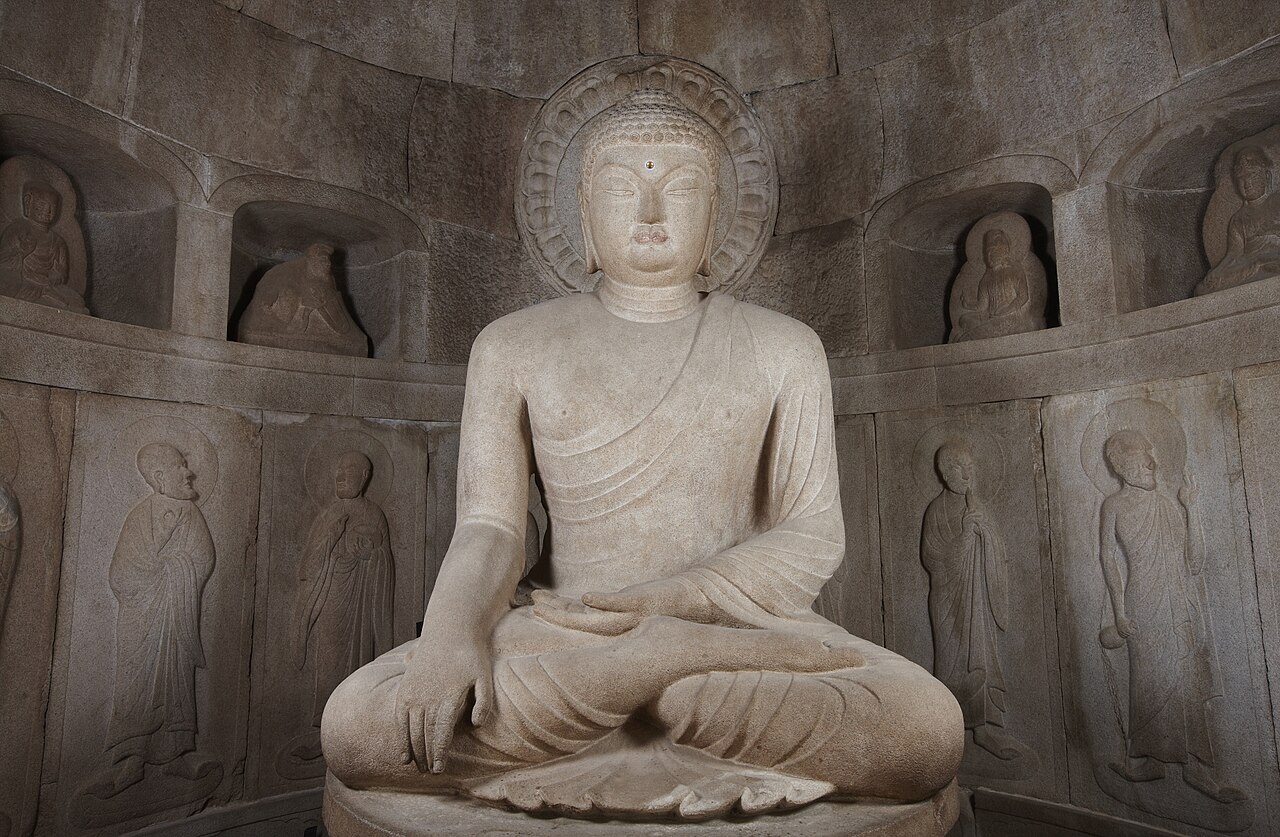 Front view of Buddha at Seokguram.jpg
