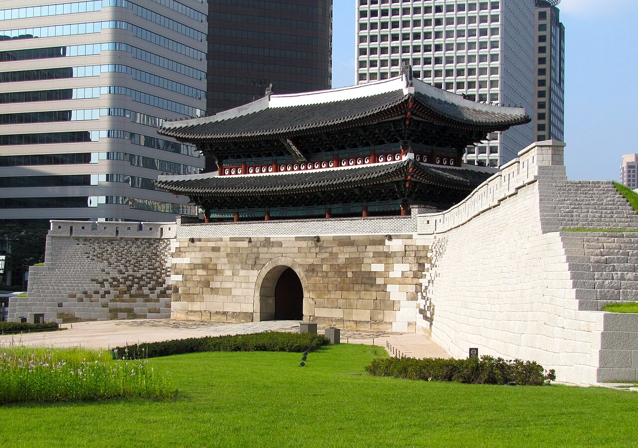 Sungnyemun Gate, front, 2013.jpg