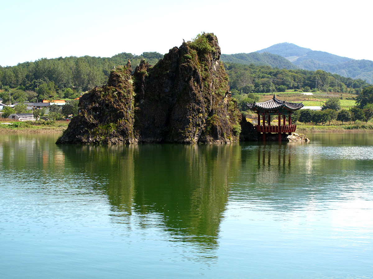 Dodamsambong Rocks, near Danyang, Korea.jpg